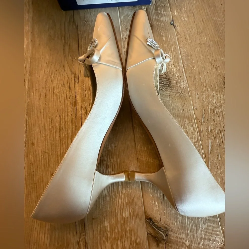 Stuart Weitzman Carnegie Champagne Satin Pointed-Toe Kitten Heels with Bow 6.5